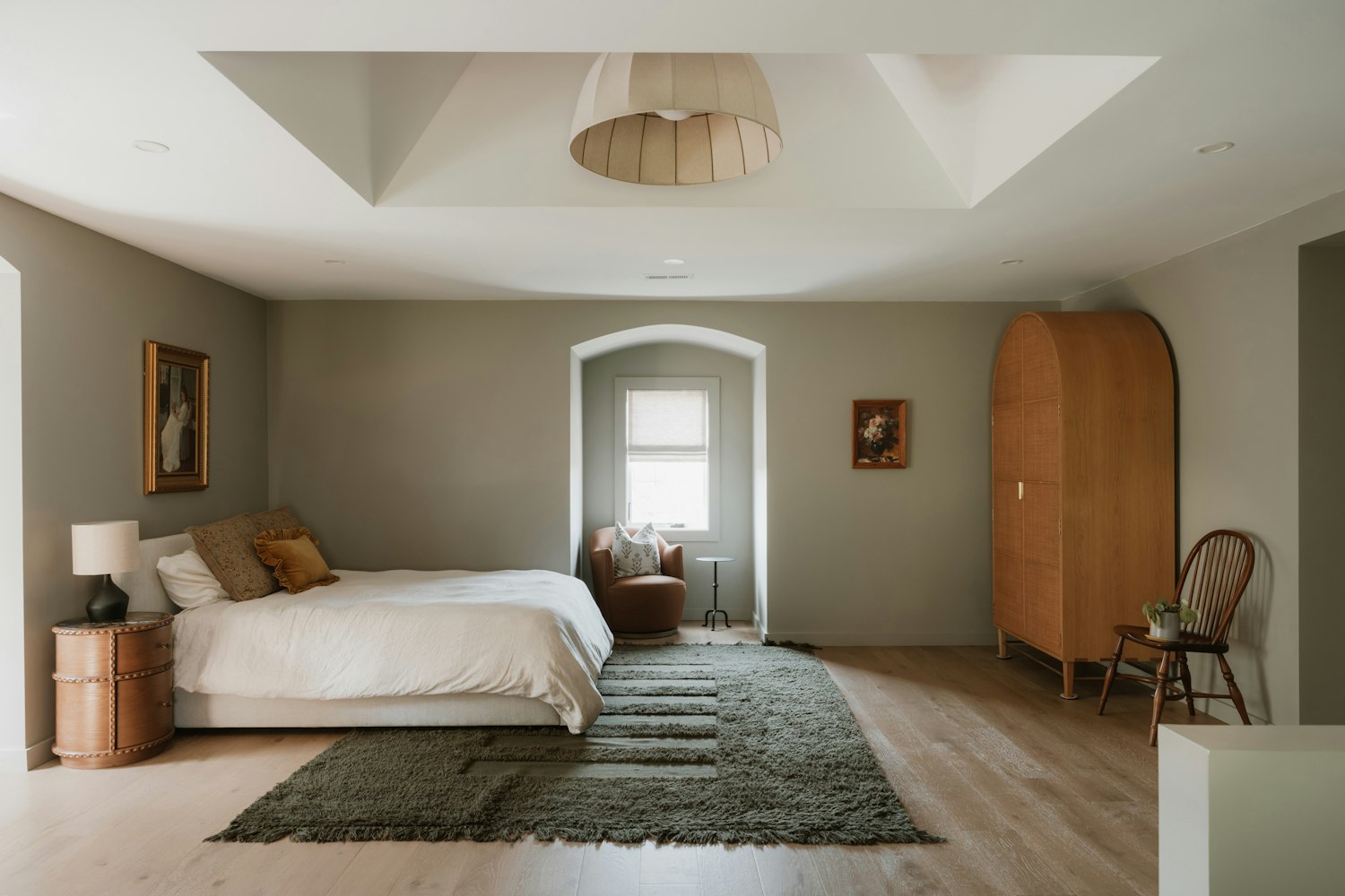 Ložnice s dřevěnou šatní skříní a přírodními tóny