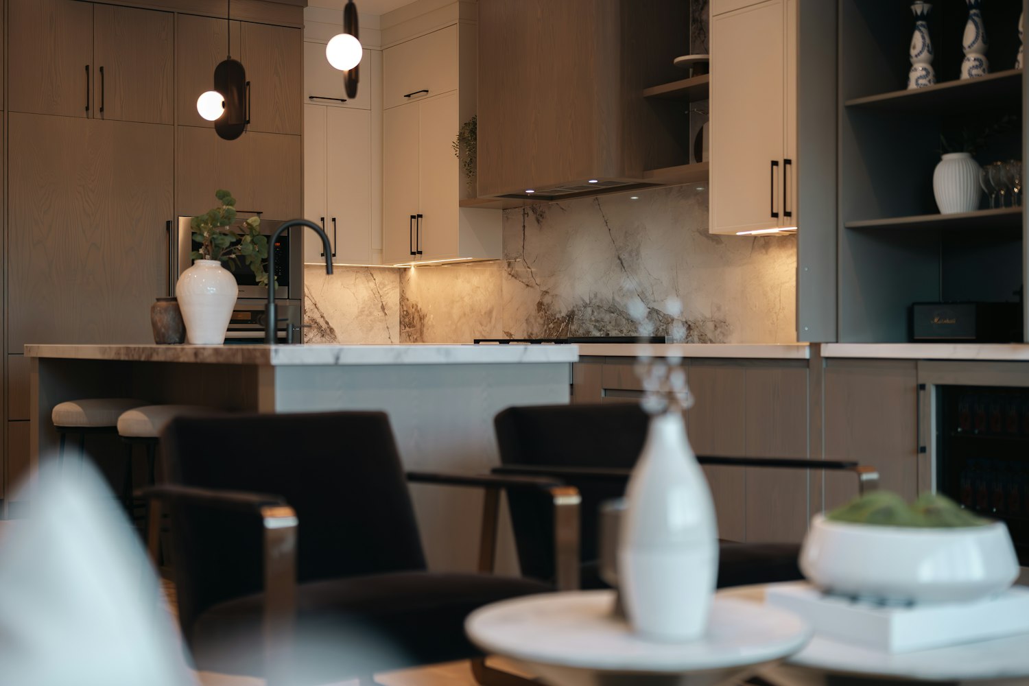 Obývací pokoj propojený s kuchyní a vestavěným nábytkem