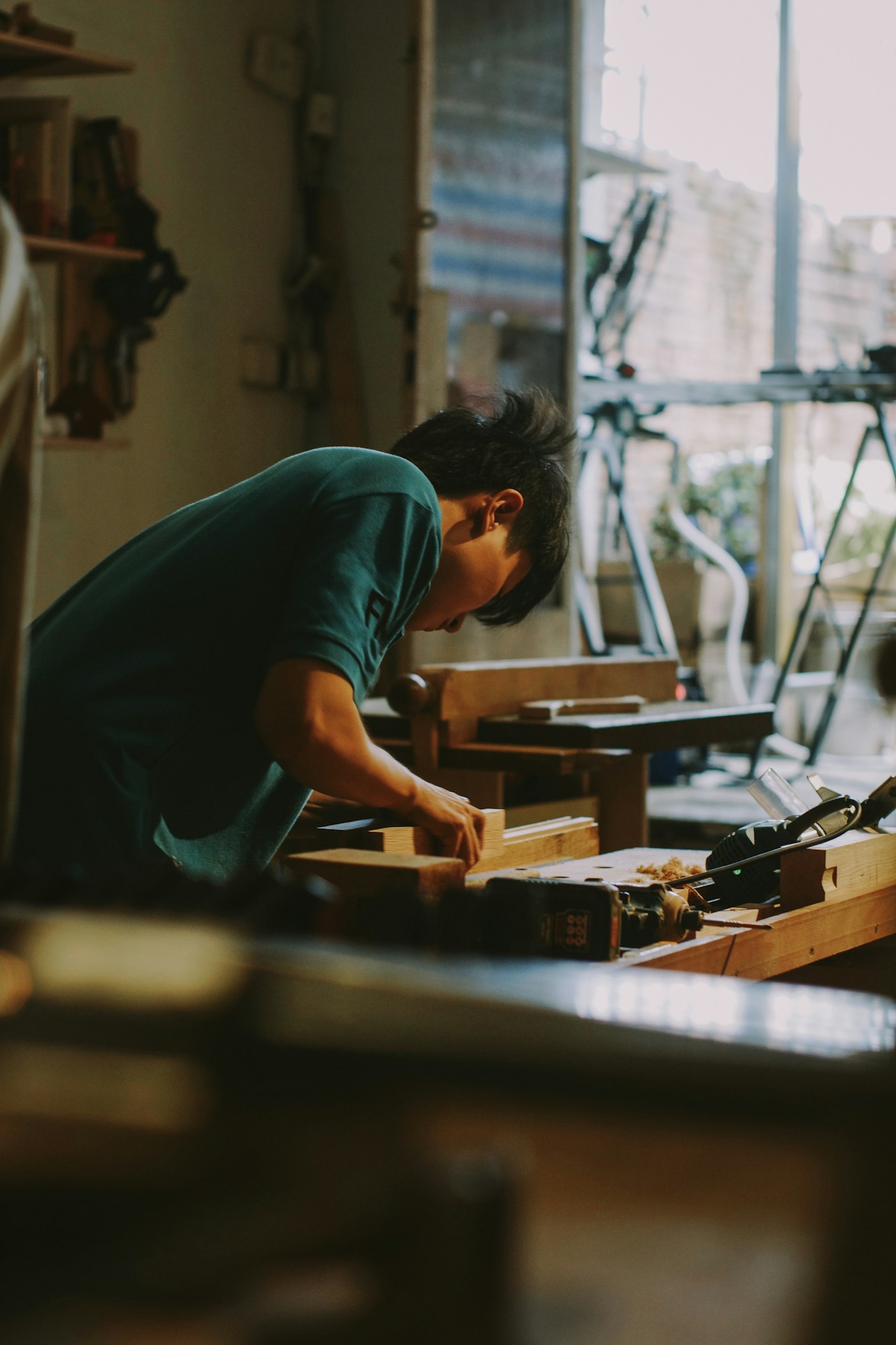 Stolař při práci v dílně